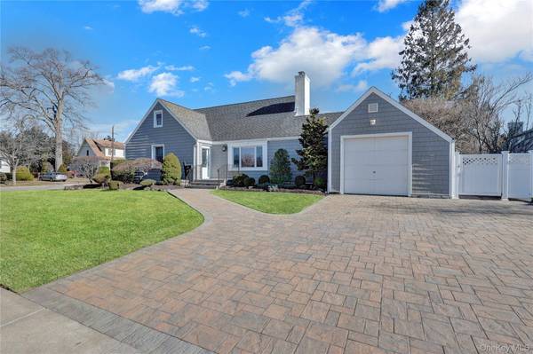 45 Gregory AVE, Merrick, NY 11566