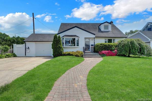 2718 Rowehl DR, East Meadow, NY 11554