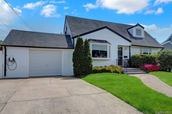2718 Rowehl DR, East Meadow, NY 11554