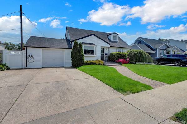 2718 Rowehl DR, East Meadow, NY 11554