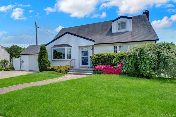 2718 Rowehl DR, East Meadow, NY 11554