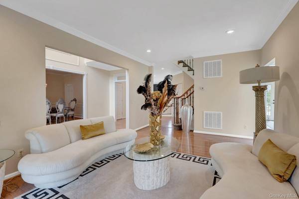 7 Brookline CT, Wading River, NY 11792