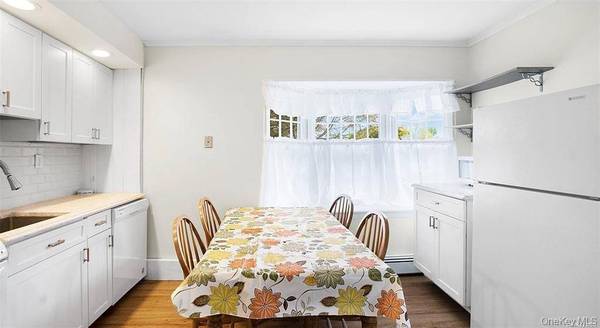 26 Carriage LN, Levittown, NY 11756