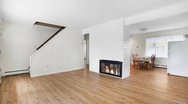 26 Carriage LN, Levittown, NY 11756