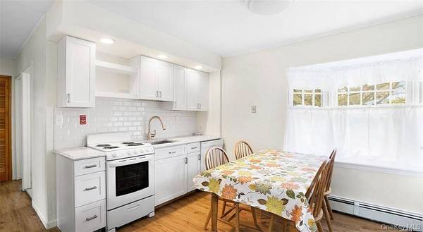 26 Carriage LN, Levittown, NY 11756