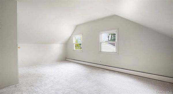 26 Carriage LN, Levittown, NY 11756