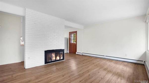 26 Carriage LN, Levittown, NY 11756