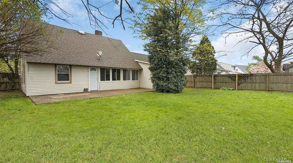 26 Carriage LN, Levittown, NY 11756