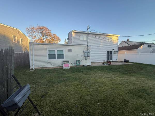 106 Ranch LN, Levittown, NY 11756