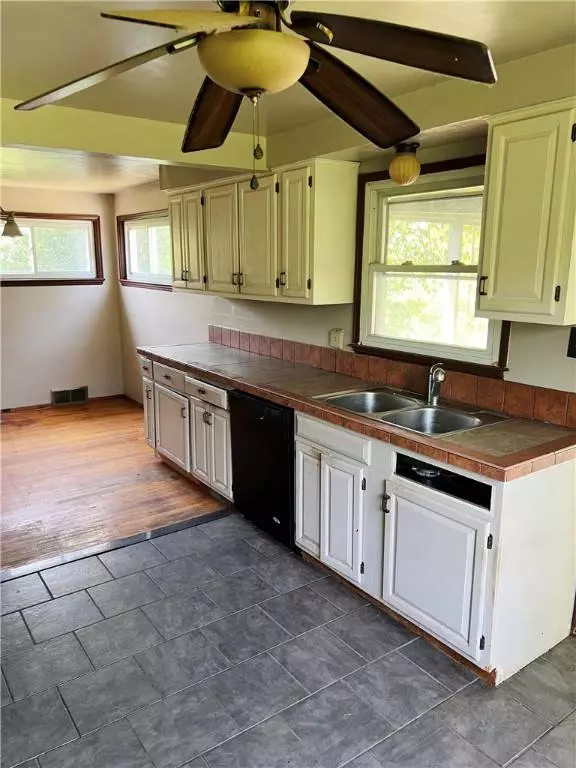 238 Humphrey Rd, Hempfield Twp - Wml, PA 15601