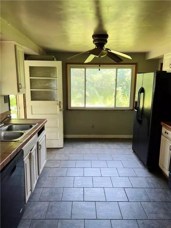 238 Humphrey Rd, Hempfield Twp - Wml, PA 15601