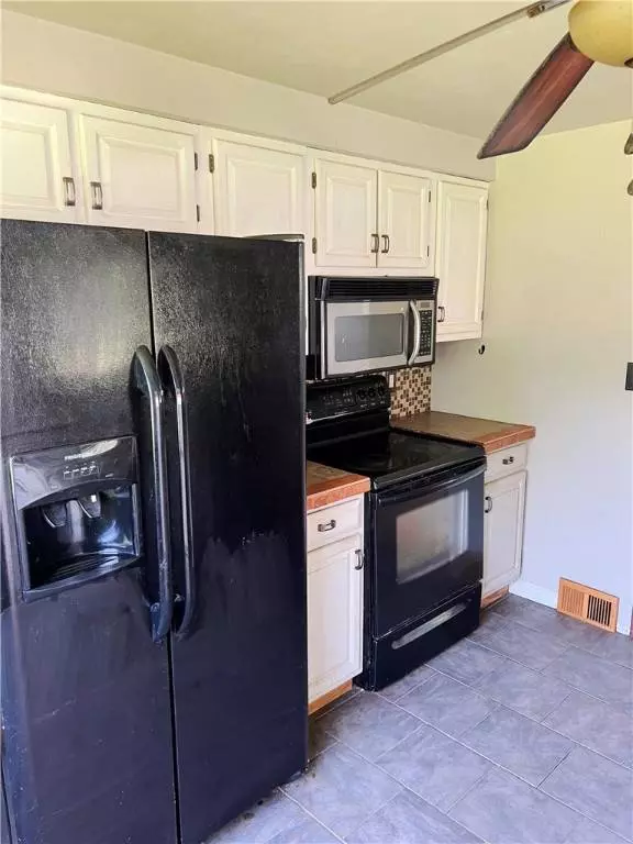 238 Humphrey Rd, Hempfield Twp - Wml, PA 15601