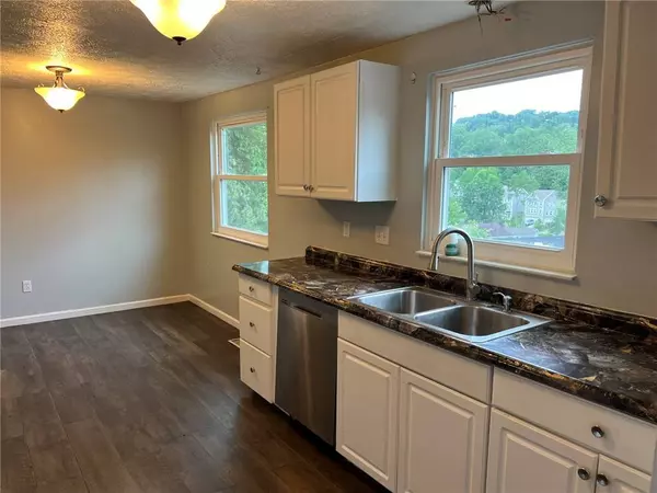 4 Lou Anne Ln, Murrysville, PA 15626