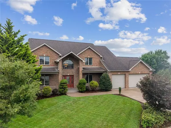 626 Oakcrest Dr, North Huntingdon, PA 15642