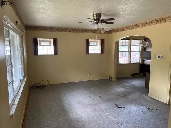 713 Shady Ln, West Mifflin, PA 15122