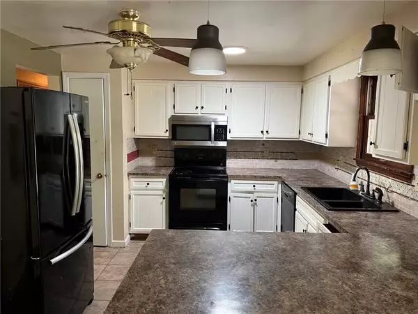 470 Donohoe Rd, Hempfield Twp, PA 15601