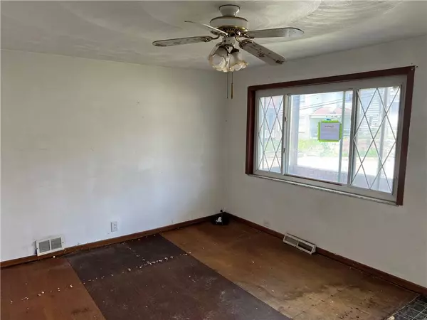 1008 1/2 Gaskill Ave, Jeannette, PA 15644