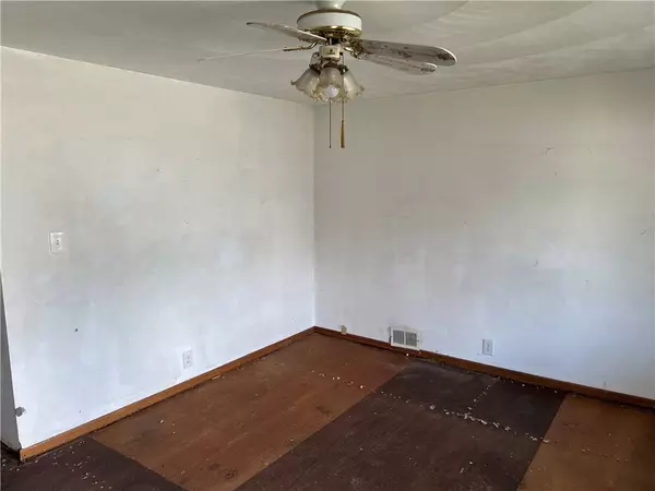 1008 1/2 Gaskill Ave, Jeannette, PA 15644