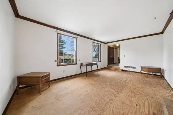 212 Red Oak Dr, Plum Boro, PA 15239