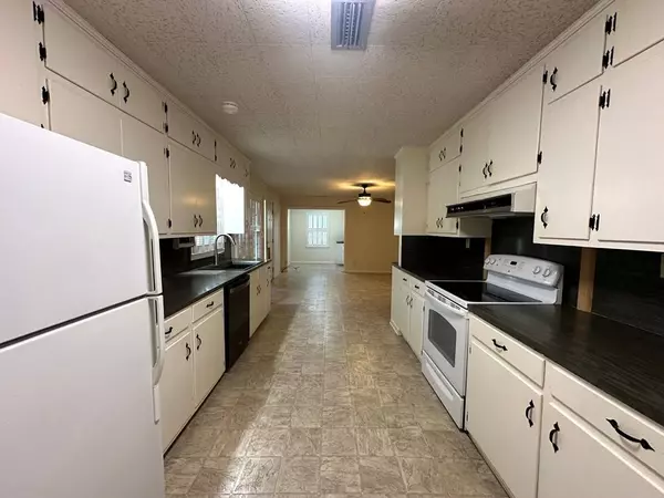 901 E 4th Street, Adel, GA 31620