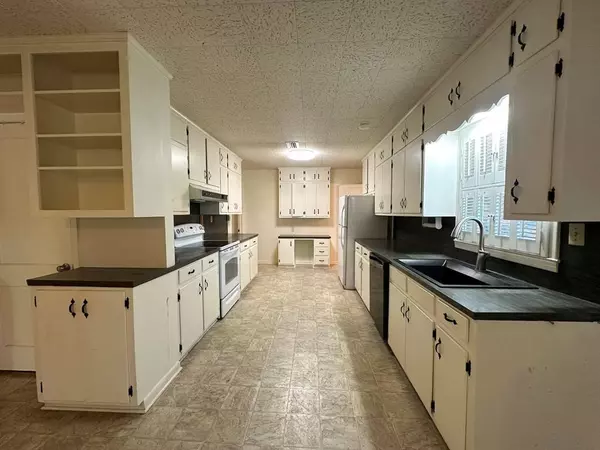 901 E 4th Street, Adel, GA 31620