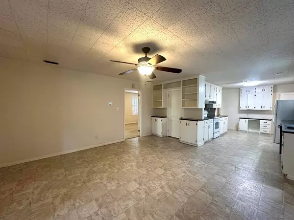 901 E 4th Street, Adel, GA 31620