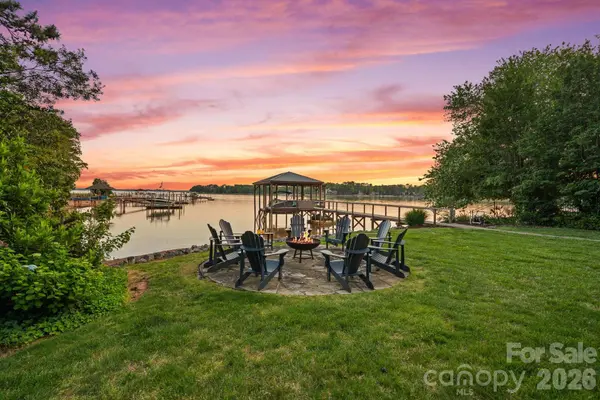 107 Beachview DR, Mooresville, NC 28117