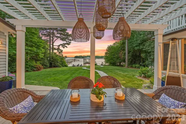 107 Beachview DR, Mooresville, NC 28117