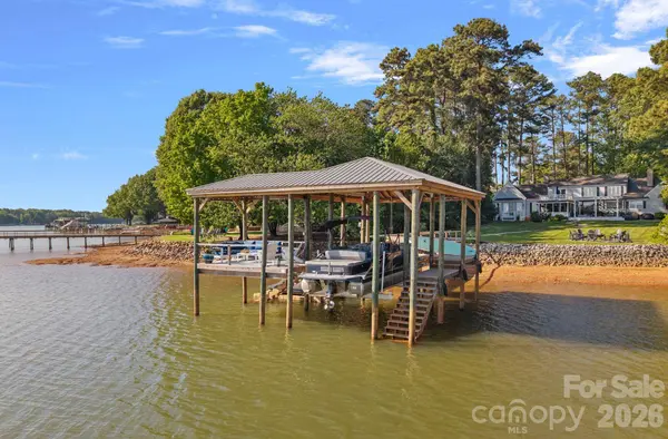 107 Beachview DR, Mooresville, NC 28117
