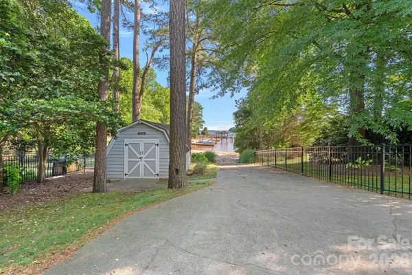 107 Beachview DR, Mooresville, NC 28117