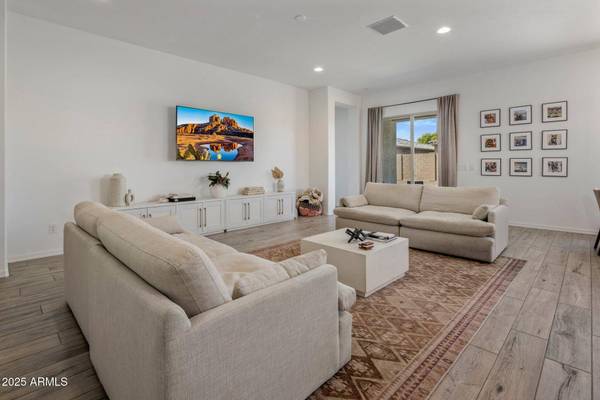 8804 W VISTA Avenue, Glendale, AZ 85305