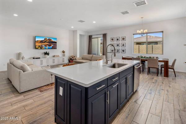 8804 W VISTA Avenue, Glendale, AZ 85305