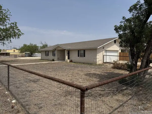 314 US Highway 57, La Pryor, TX 78872