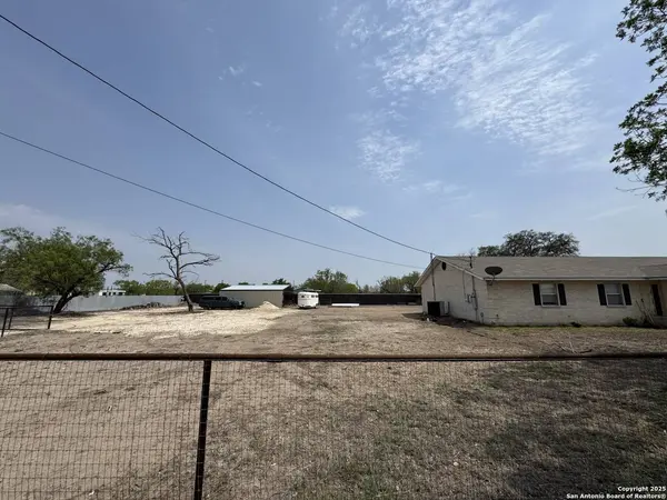 314 US Highway 57, La Pryor, TX 78872