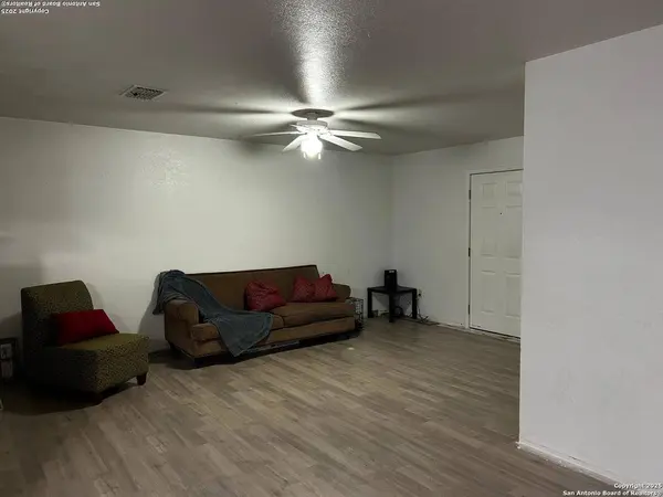 314 US Highway 57, La Pryor, TX 78872