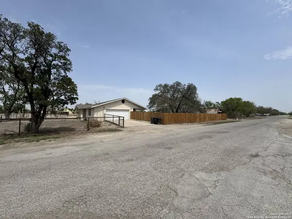 314 US Highway 57, La Pryor, TX 78872