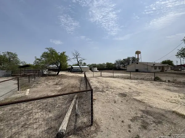 314 US Highway 57, La Pryor, TX 78872