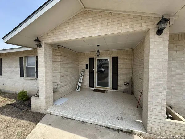 314 US Highway 57, La Pryor, TX 78872