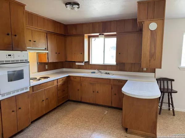 216 Walters, La Pryor, TX 78872