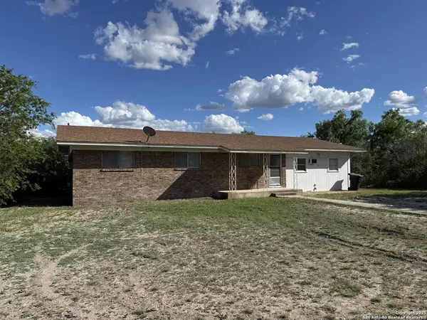 216 Walters, La Pryor, TX 78872