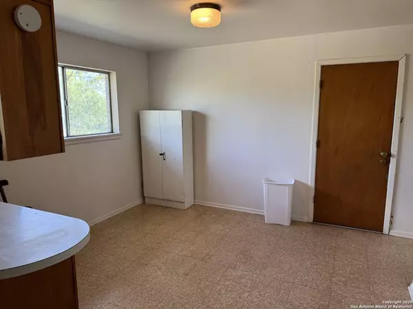 216 Walters, La Pryor, TX 78872