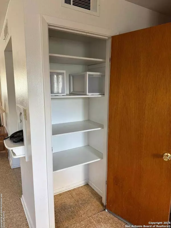 216 Walters, La Pryor, TX 78872