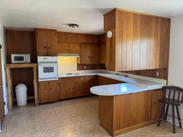 216 Walters, La Pryor, TX 78872