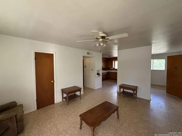 216 Walters, La Pryor, TX 78872