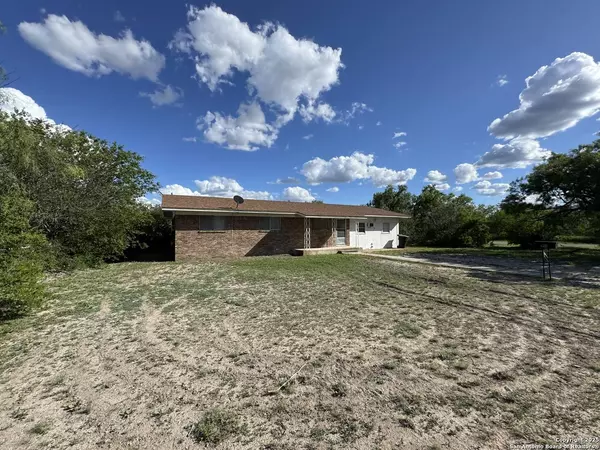 216 Walters, La Pryor, TX 78872