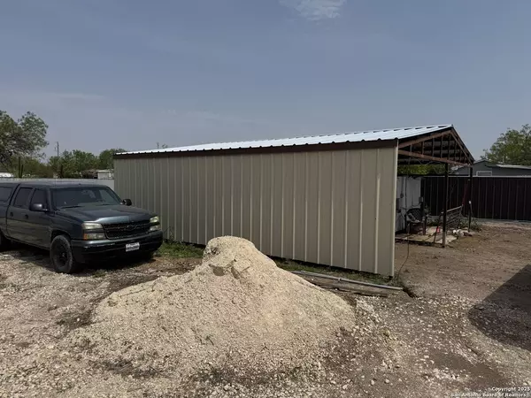 314 US-57, La Pryor, TX 78872