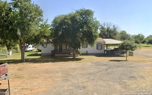 672 MAIN ST, Cotulla, TX 78014
