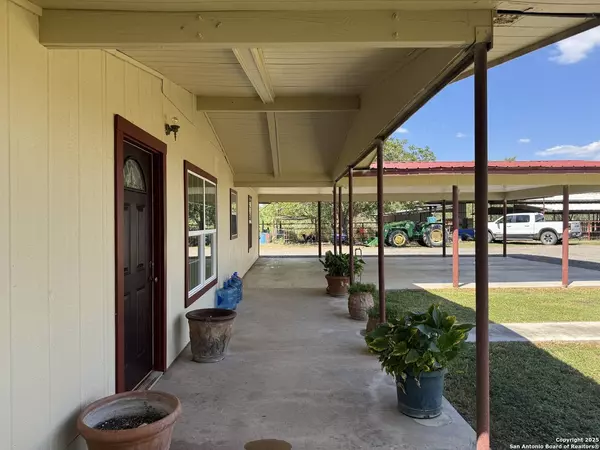 2755 Fm 1436, La Pryor, TX 78872