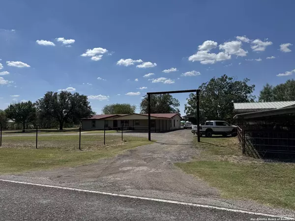 2755 Fm 1436, La Pryor, TX 78872