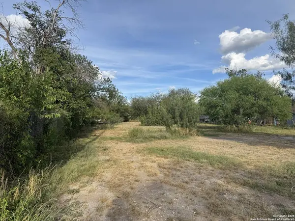 206 Farrar, Uvalde, TX 78801